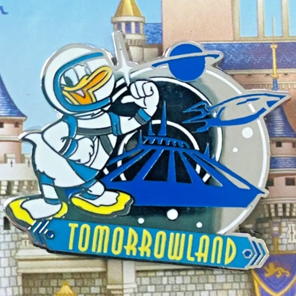 Disney Parks WDW Magic Kingdom FOUR LANDS Pin Set Mickey and Pals NEW - Picture 6 of 7